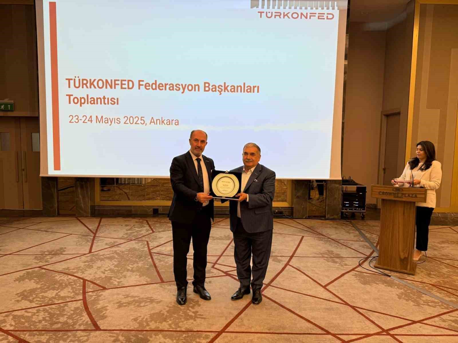 Alim’den, Öğücü’ye teşekkür plaketi