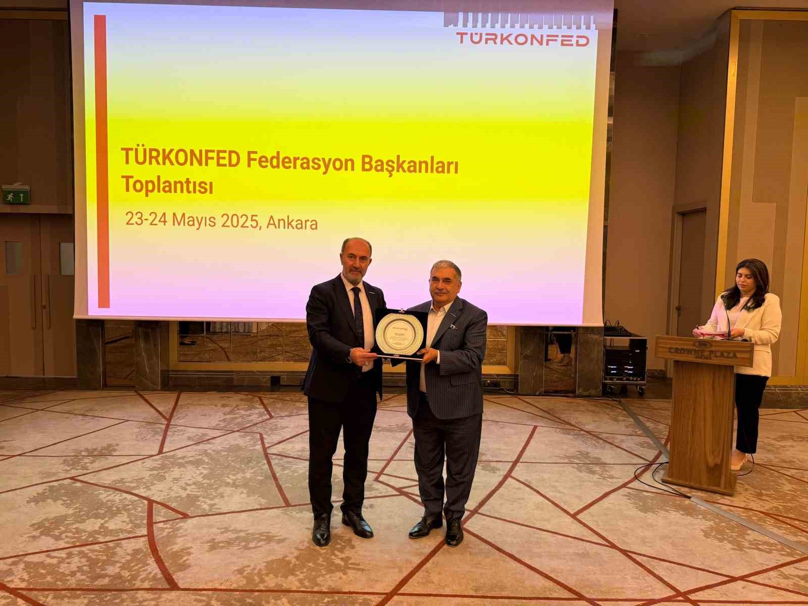 Alim&rsquo;den, &Ouml;ğ&uuml;c&uuml;&rsquo;ye teşekk&uuml;r plaketi
