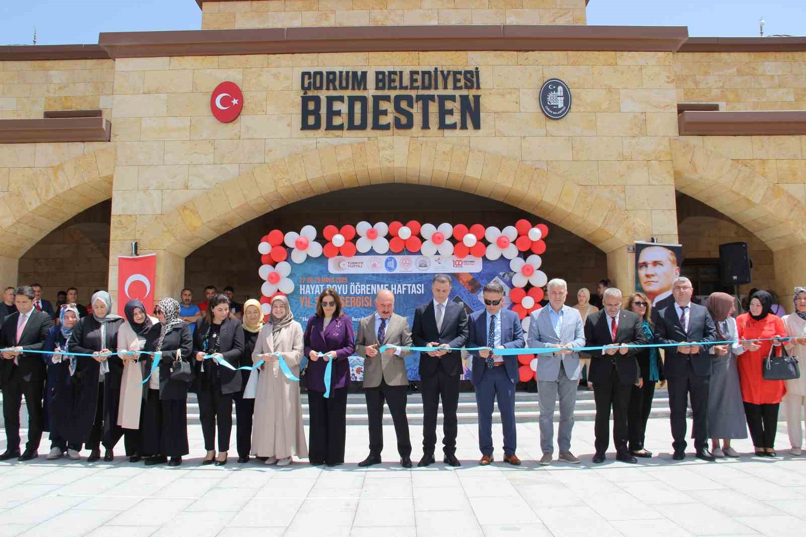 Kadın kursiyerlerin el emeği &uuml;r&uuml;nleri b&uuml;y&uuml;k beğeni topladı
