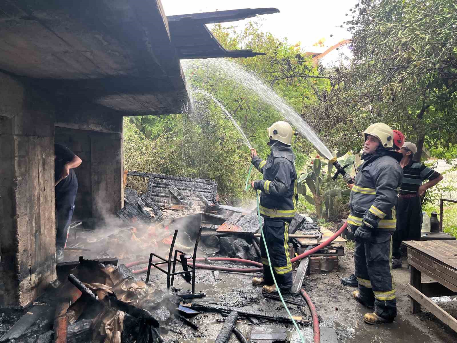 Köy ekmeği yapan kadınlar, ateşi söndürmeden gidince boş bina alev aldı