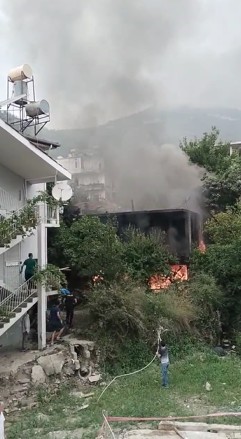 Köy ekmeği yapan kadınlar, ateşi söndürmeden gidince boş bina alev aldı
