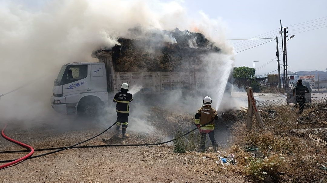 Kırıkhan’da saman yüklü tır alevlere teslim oldu