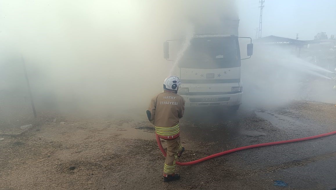 Kırıkhan&rsquo;da saman y&uuml;kl&uuml; tır alevlere teslim oldu
