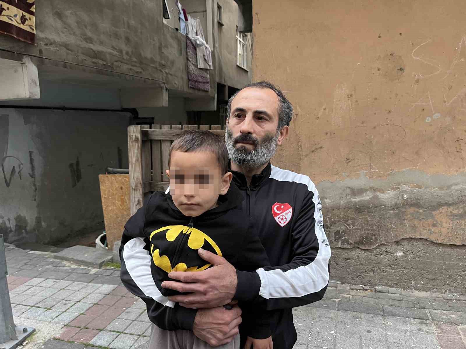 Bağcılar’da otomobilin çarptığı çocuk yaralandı: O anlar kamerada