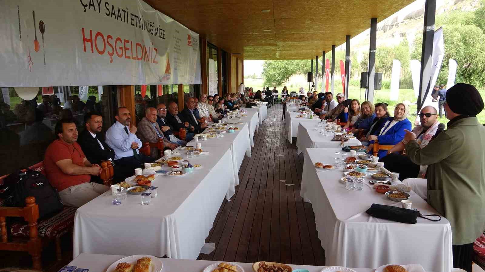 Van Kalesi önünde çay saati