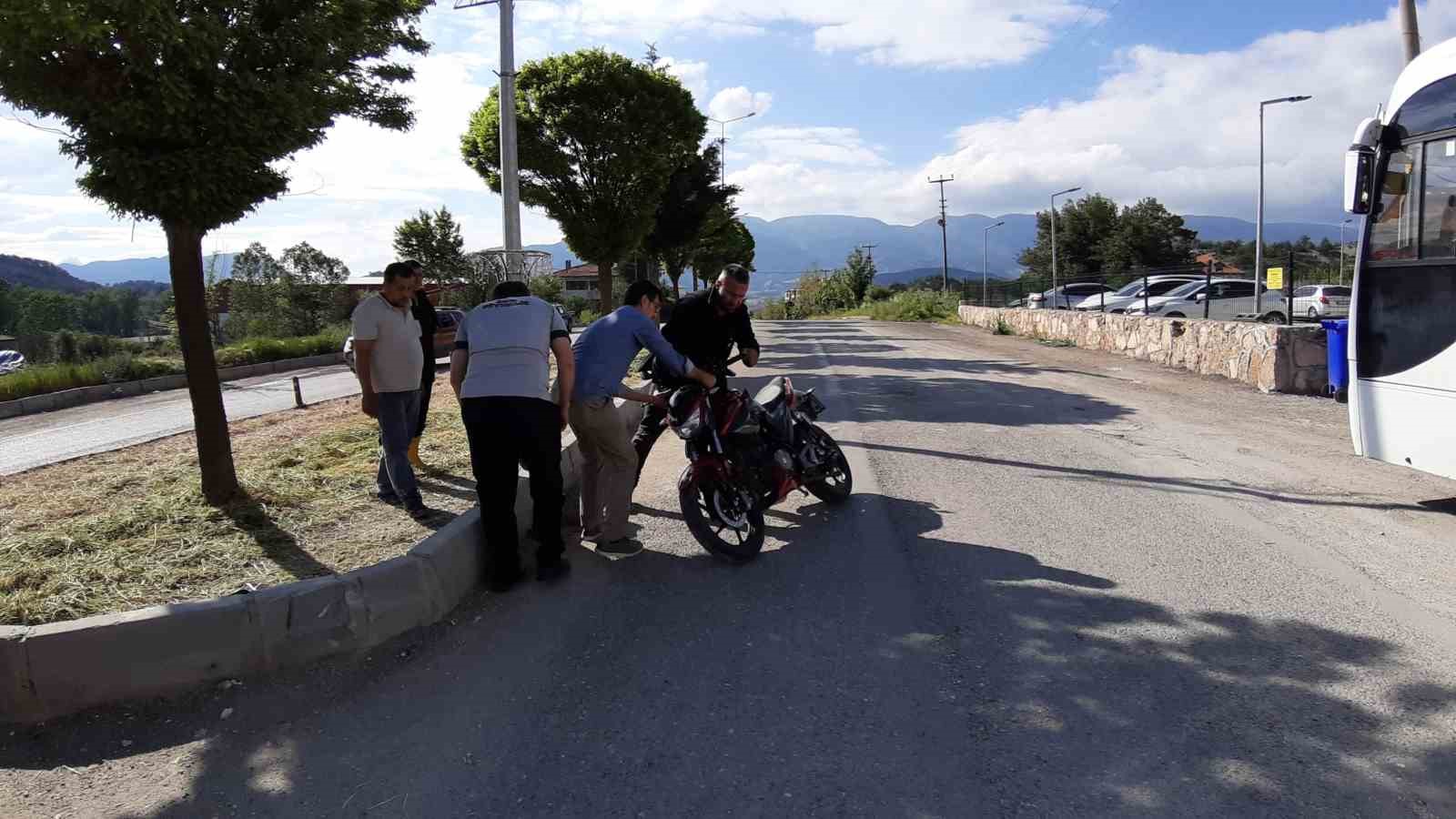 Otomobile &ccedil;arpmamak i&ccedil;in ref&uuml;je girdi: Hastaneye sedyeyle g&ouml;t&uuml;r&uuml;ld&uuml;
