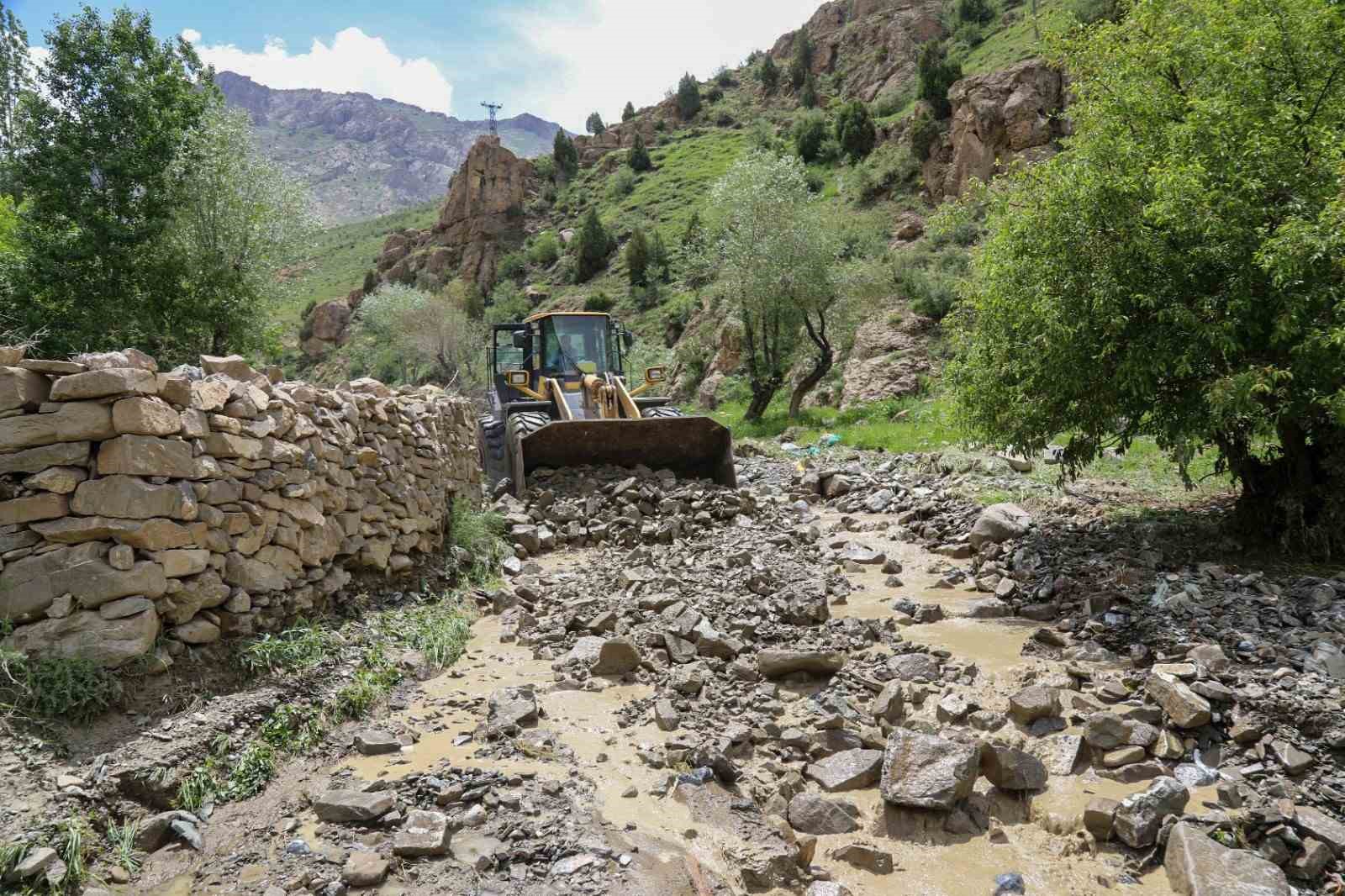 Başkale’de sağanak sonucu taşkın meydana geldi