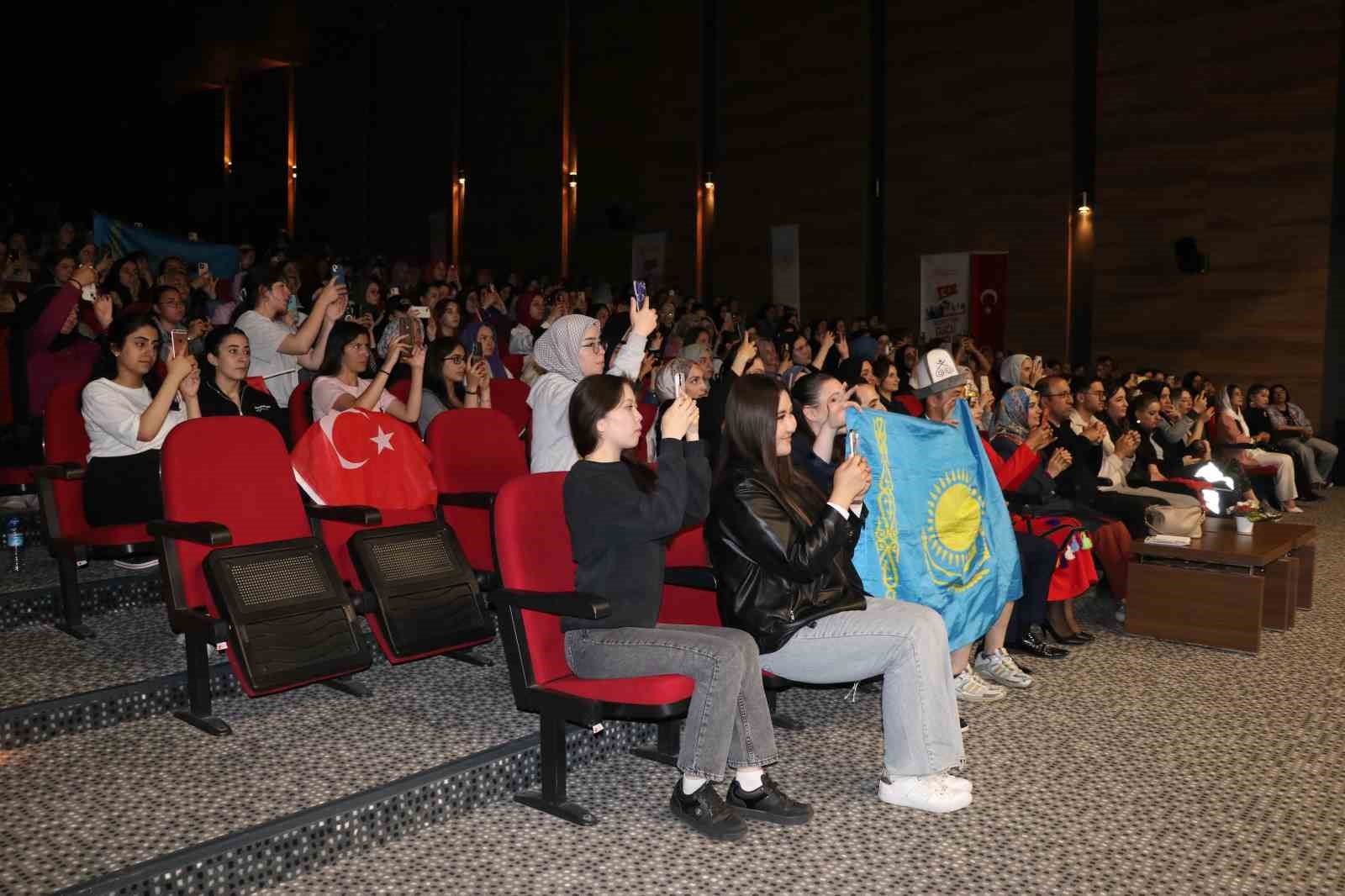 T&uuml;rk D&uuml;nyası&rsquo;nın k&uuml;lt&uuml;rel zenginlikleri, Sivas&rsquo;ta sahnelendi
