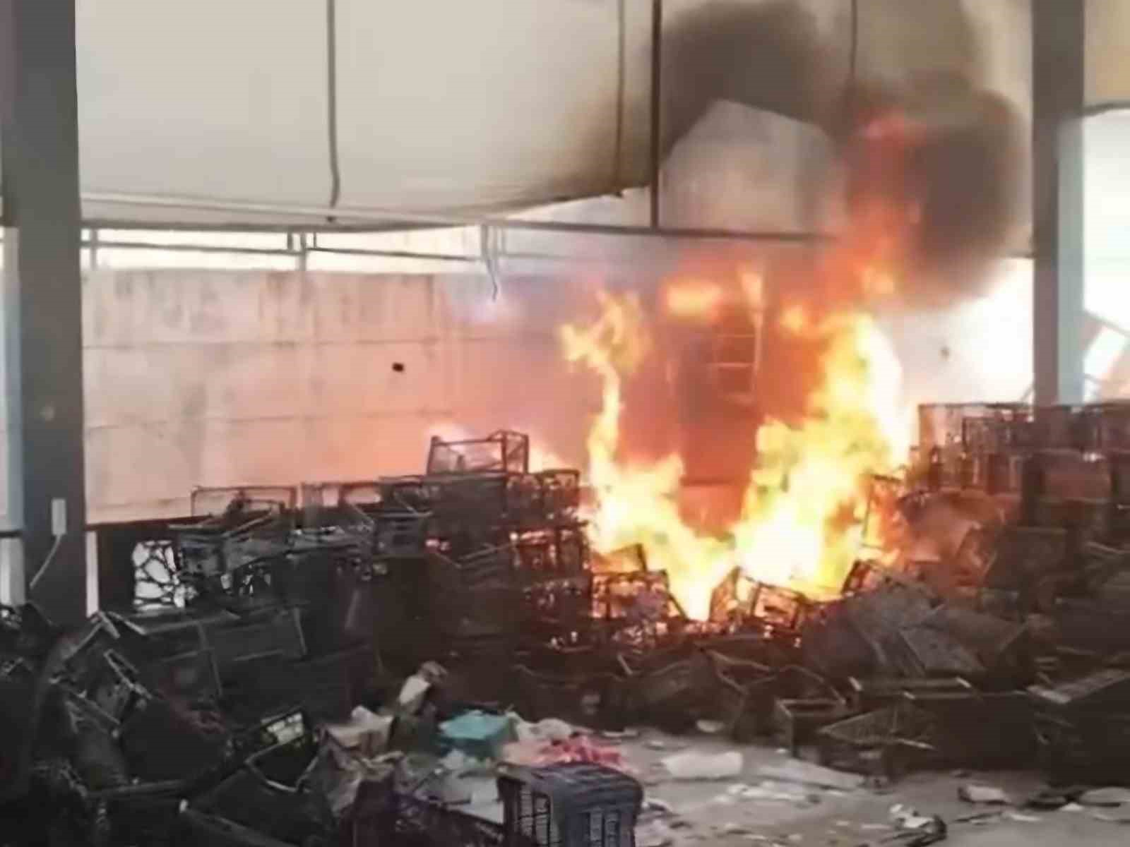 Siirt’te semt pazarındaki plastik kasalar yandı