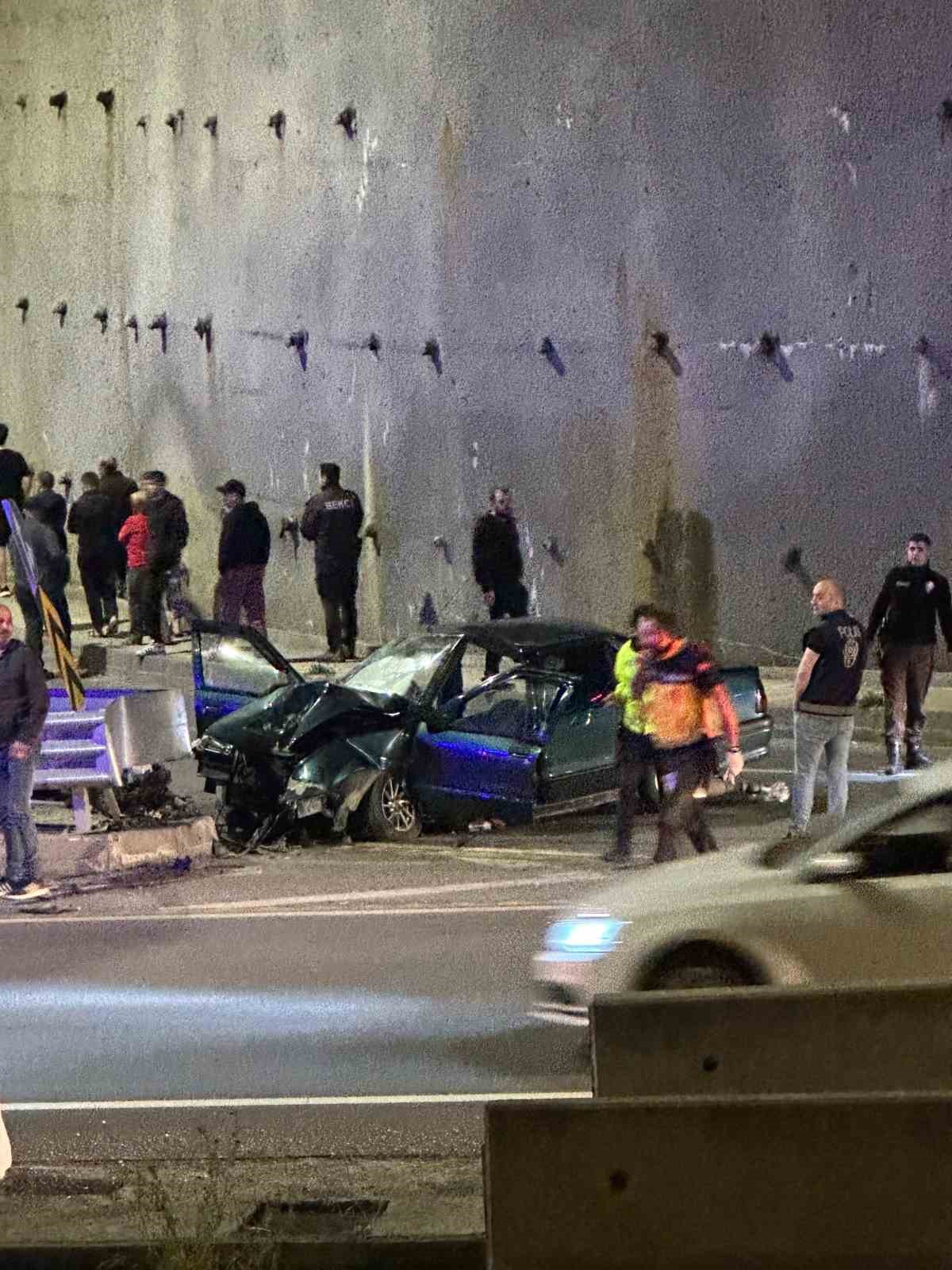 Zonguldak’ta kontrolden çıkan otomobil refüje çarptı: 4 yaralı