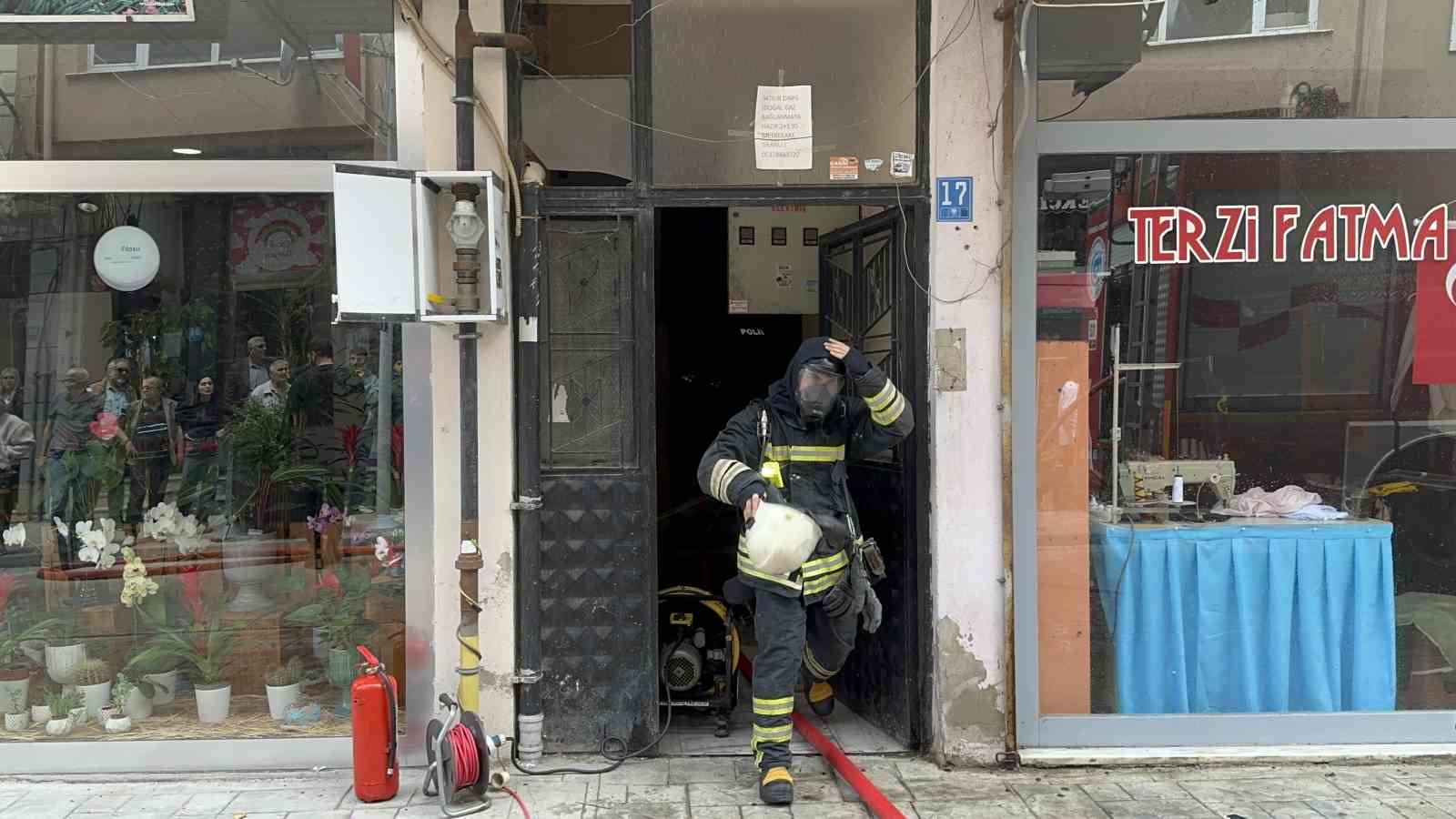 Konut yangını paniğe yol a&ccedil;tı
