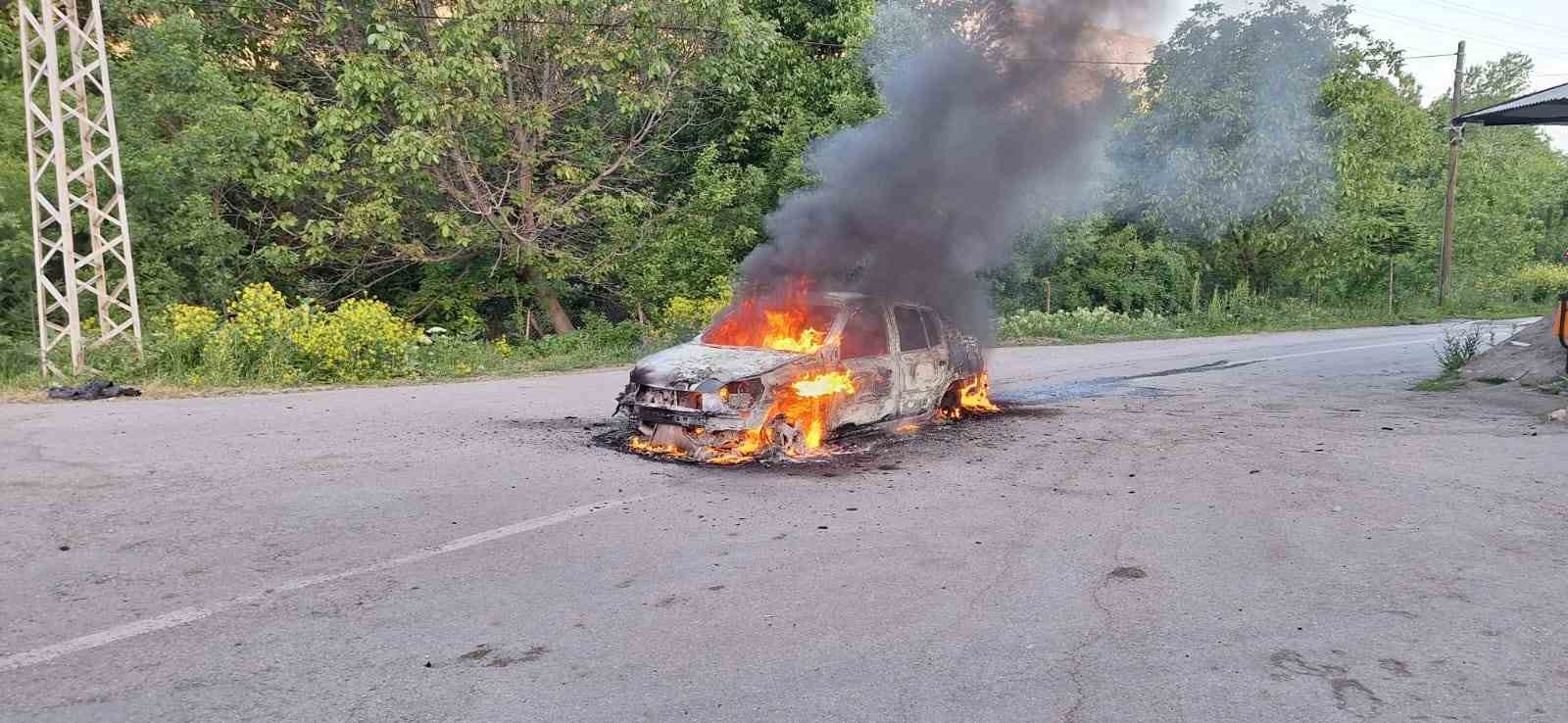 Erzincan’da otomobil alev alev yandı