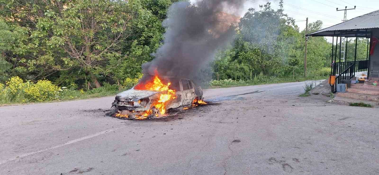 Erzincan’da otomobil alev alev yandı