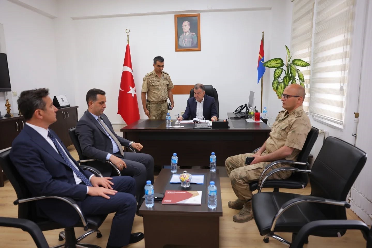 Vali Eldivan Demirözü’nde jandarma personeliyle bir araya geldi