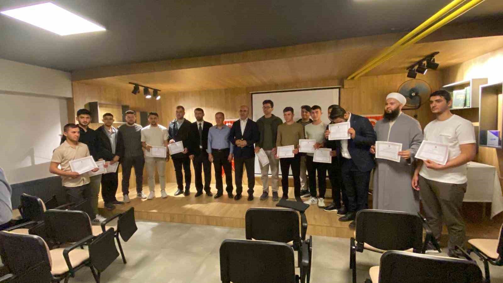 Afyonkarahisar&rsquo;da "Baba Okulu" seminerine katılanlara belge takdimi
