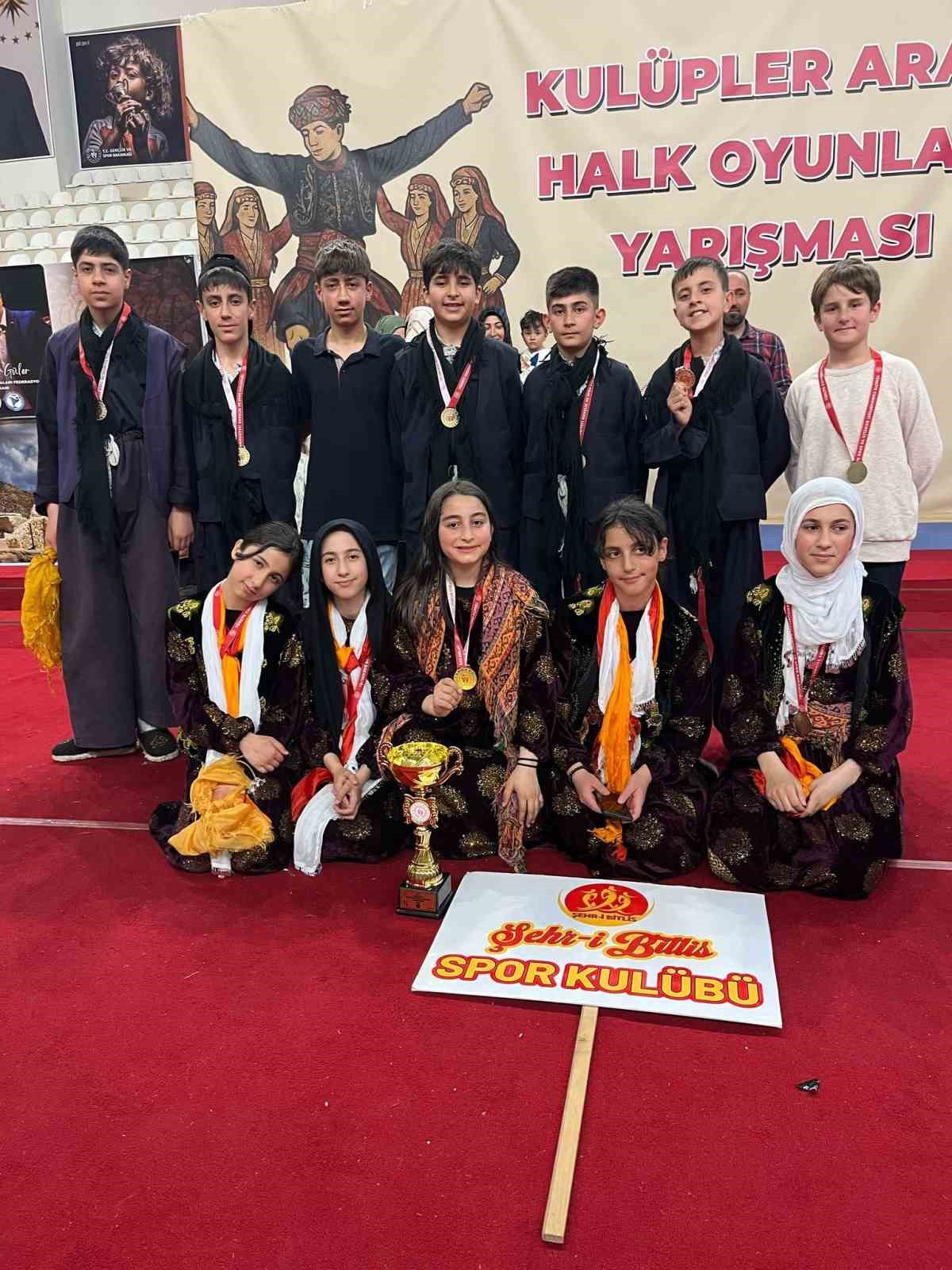 Bitlisli miniklerden halkoyunları yarışmasında büyük başarı