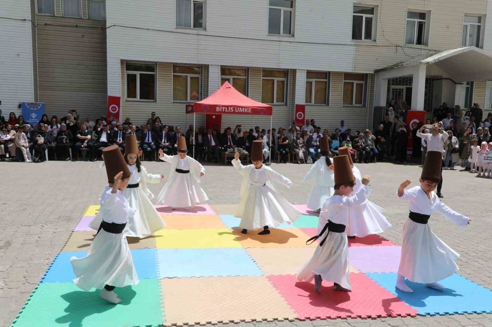 Bitlis’te 4-6 yaş Kur’an kursu öğrencilerinin gösterisi büyük ilgi gördü