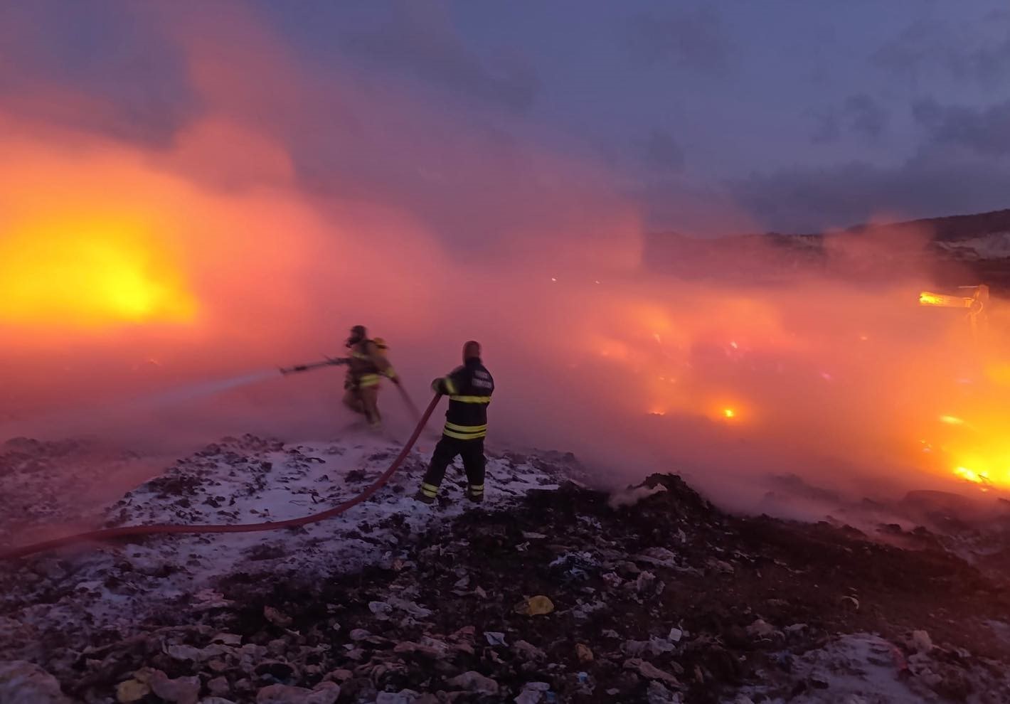 Çöp toplama merkezi alevlere teslim oldu