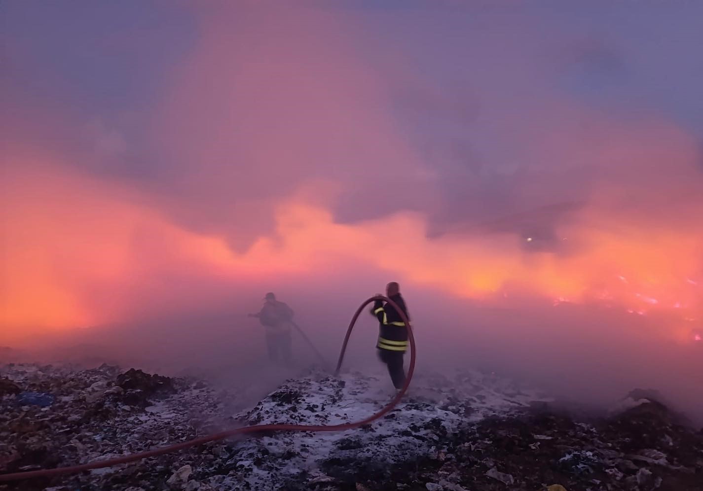 &Ccedil;&ouml;p toplama merkezi alevlere teslim oldu
