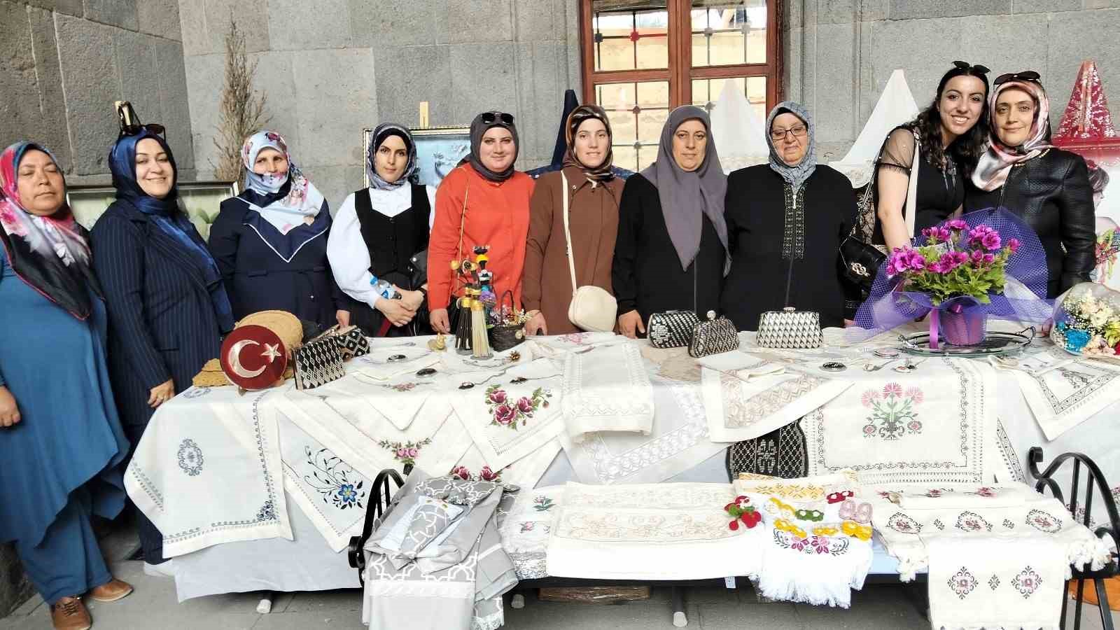 El emeklerini sergilediler