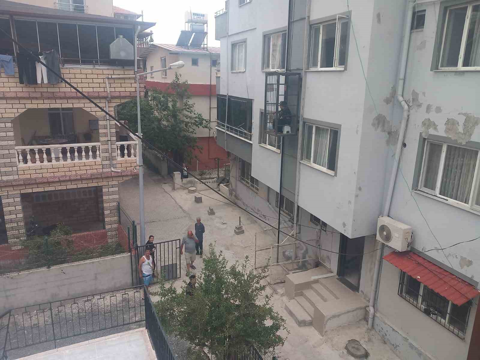 Bina dışındaki asansör arızalanınca sokağı seyre başladı