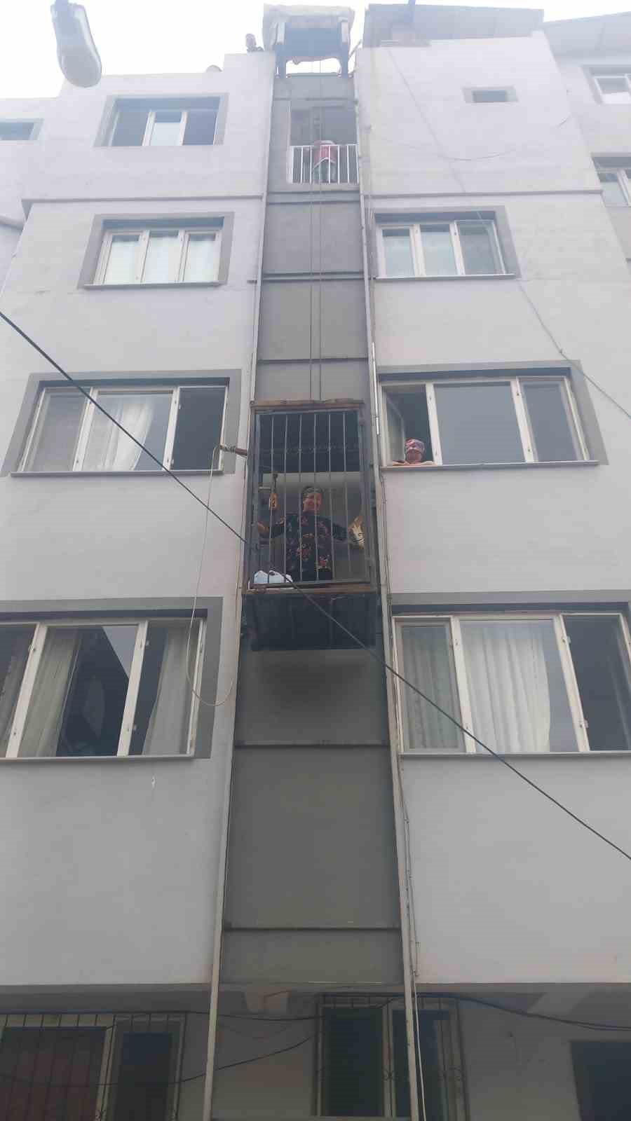 Bina dışındaki asans&ouml;r arızalanınca sokağı seyre başladı
