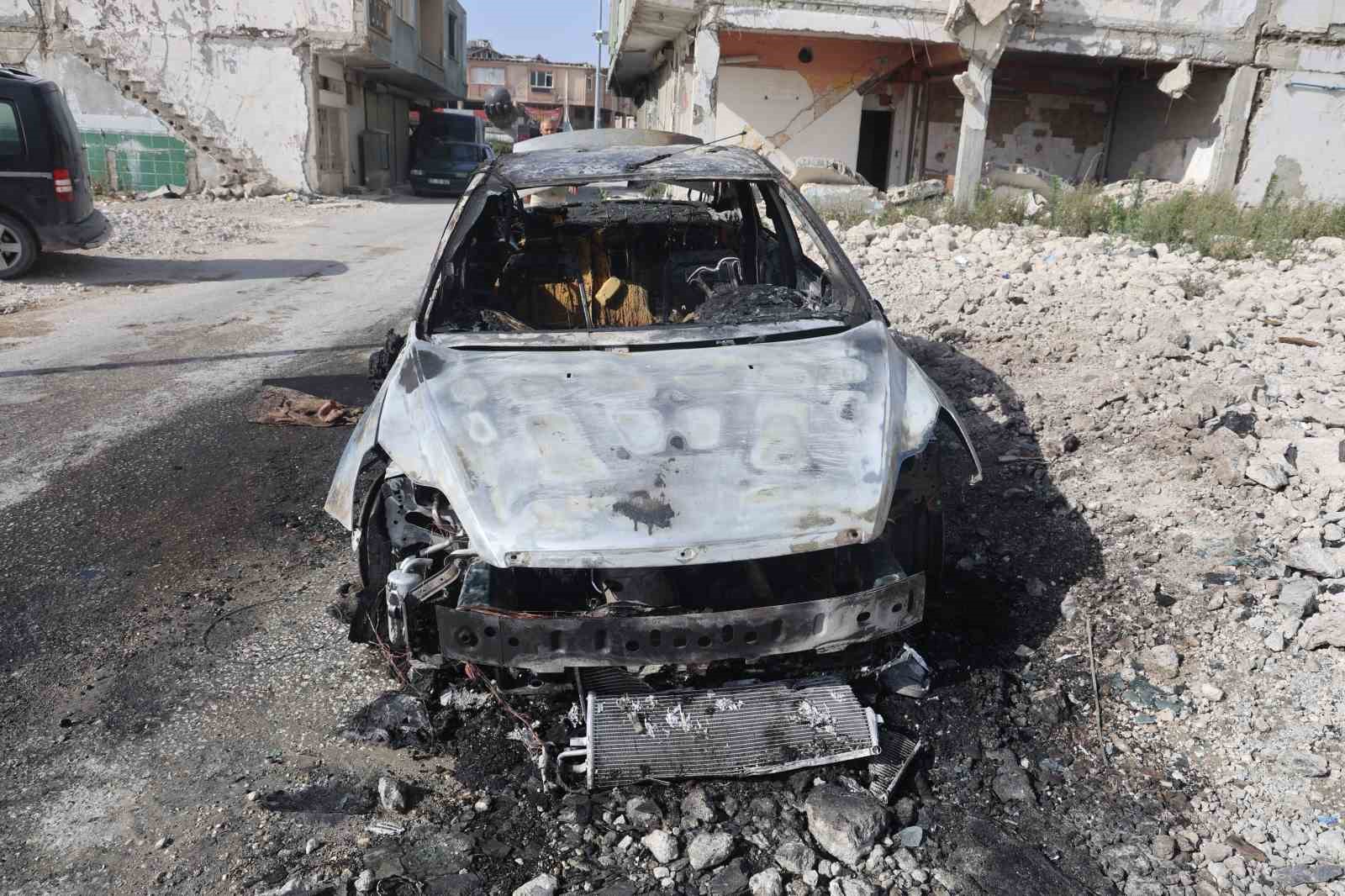 Park halindeki otomobil alevlere teslim oldu