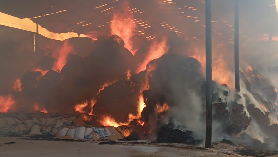 Samanlık yangını 16 saat s&uuml;ren &ccedil;alışmayla s&ouml;nd&uuml;r&uuml;ld&uuml;
