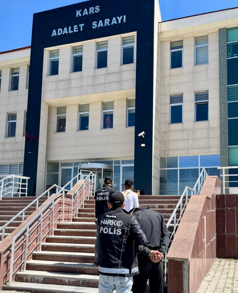 Kars’ta haklarında hapis cezası bulunan 3 kişi yakalandı