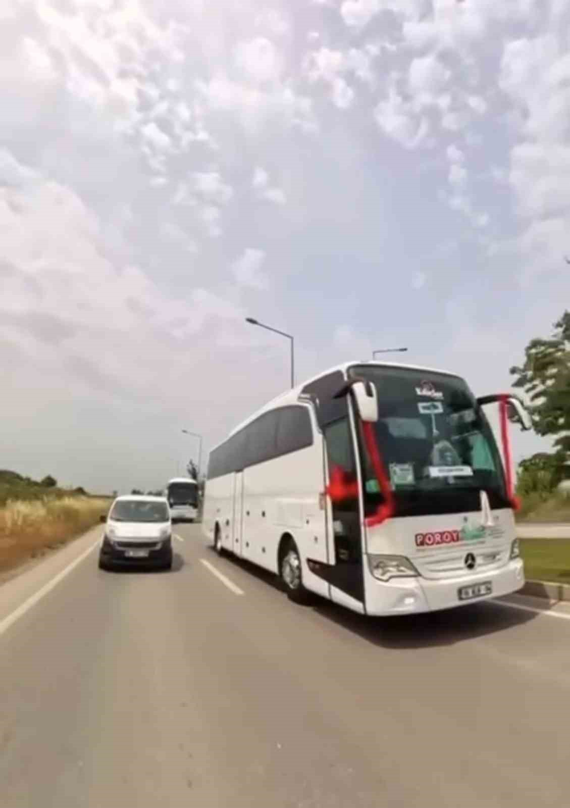 Yolcu otob&uuml;s&uuml; d&uuml;ğ&uuml;n konvoyuna girdi, konvoyda tehlikeli anlar kamerada
