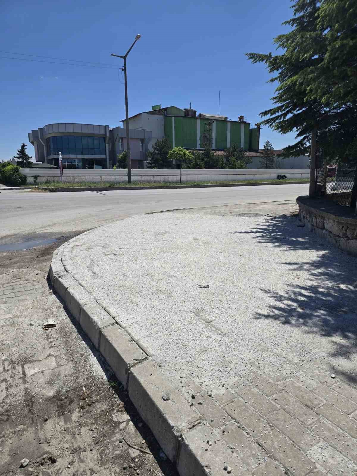 Afyonkarahisar OSB&rsquo;de yeşil d&ouml;n&uuml;ş&uuml;m ve altyapı &ccedil;alışmaları s&uuml;r&uuml;yor
