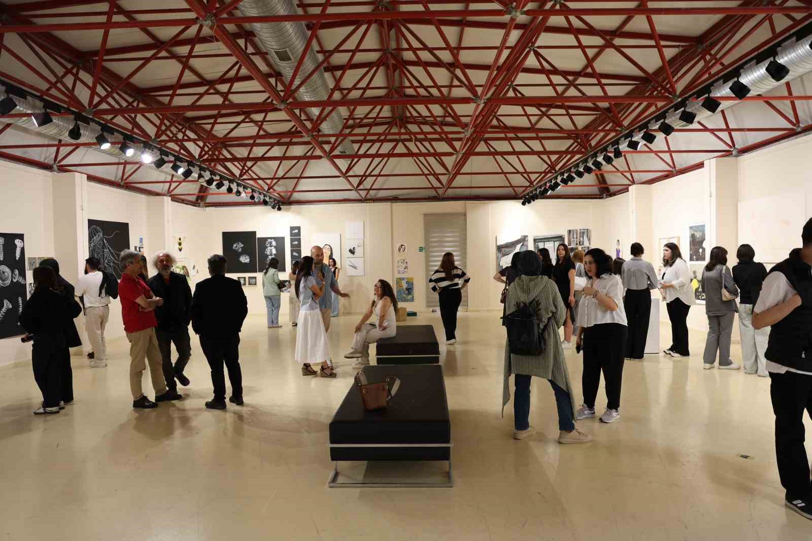 Yılsonu sergisi sanatseverlerle buluştu

