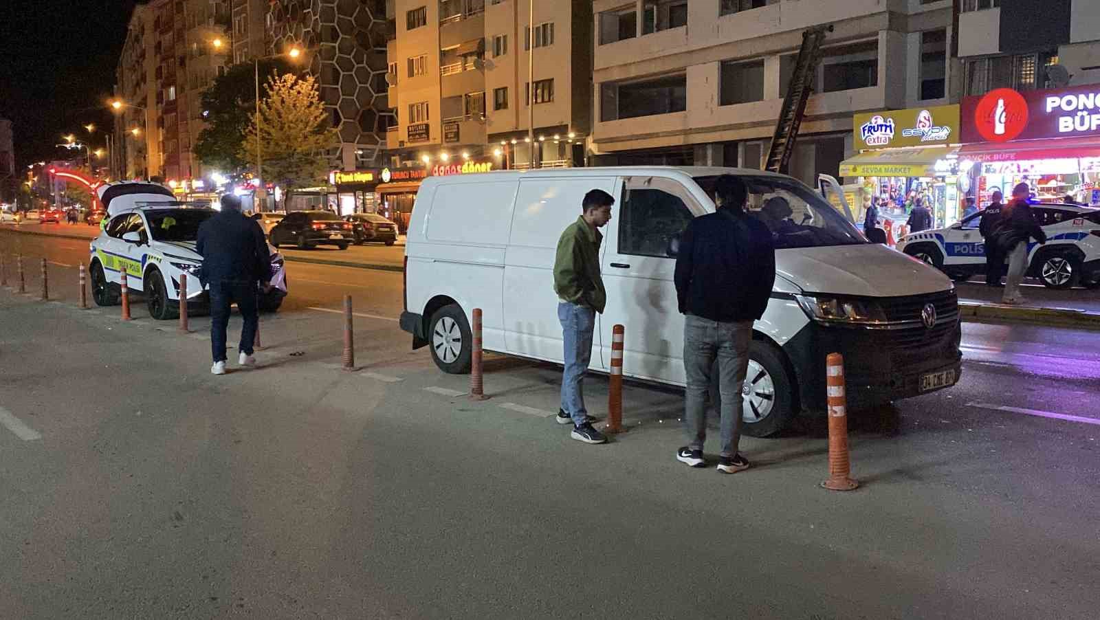 &Ouml;n&uuml;ndeki araca arkadan &ccedil;arpan motosikletli kurye yaralandı

