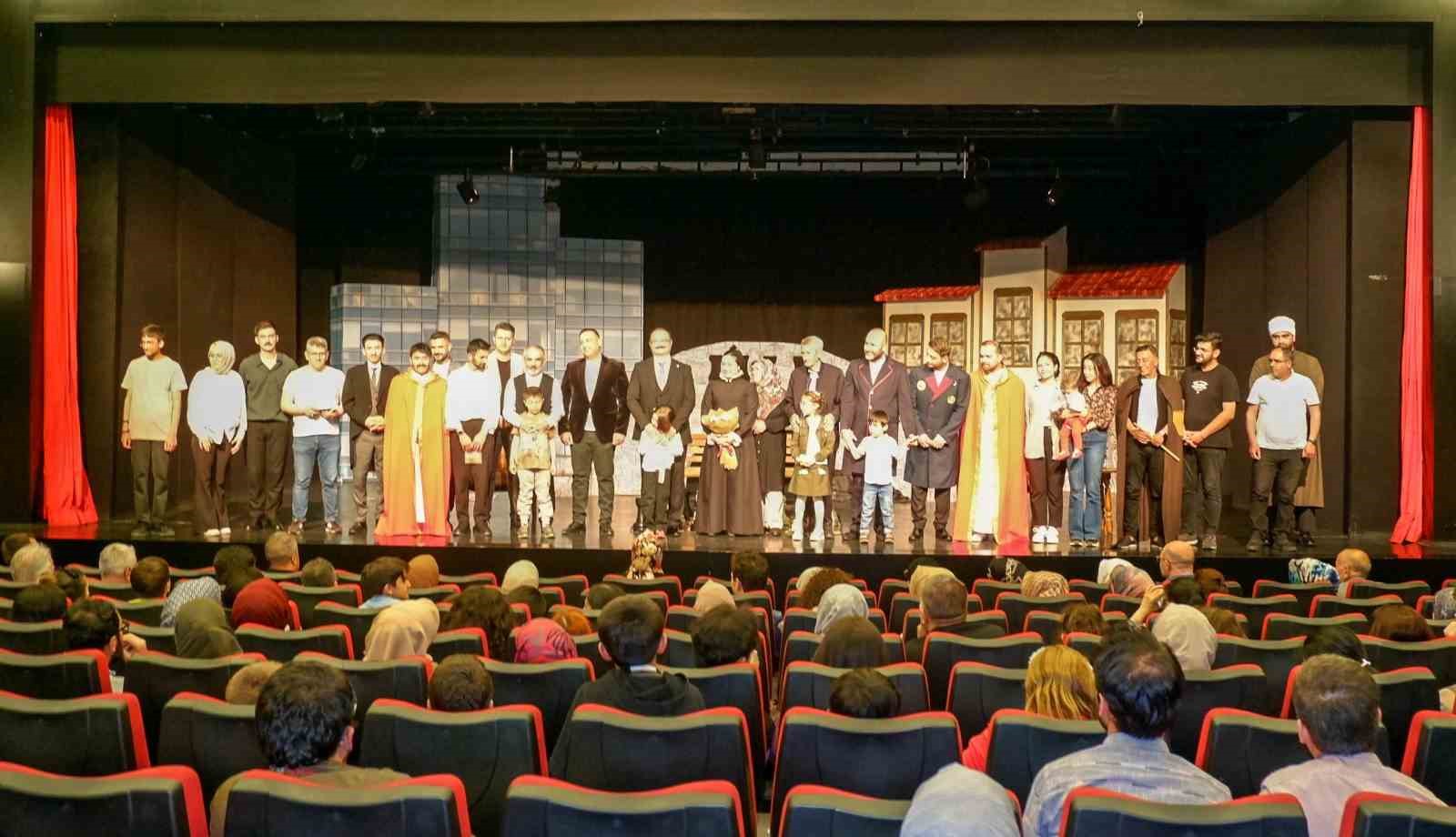 Hem yazdı hem oynadı
