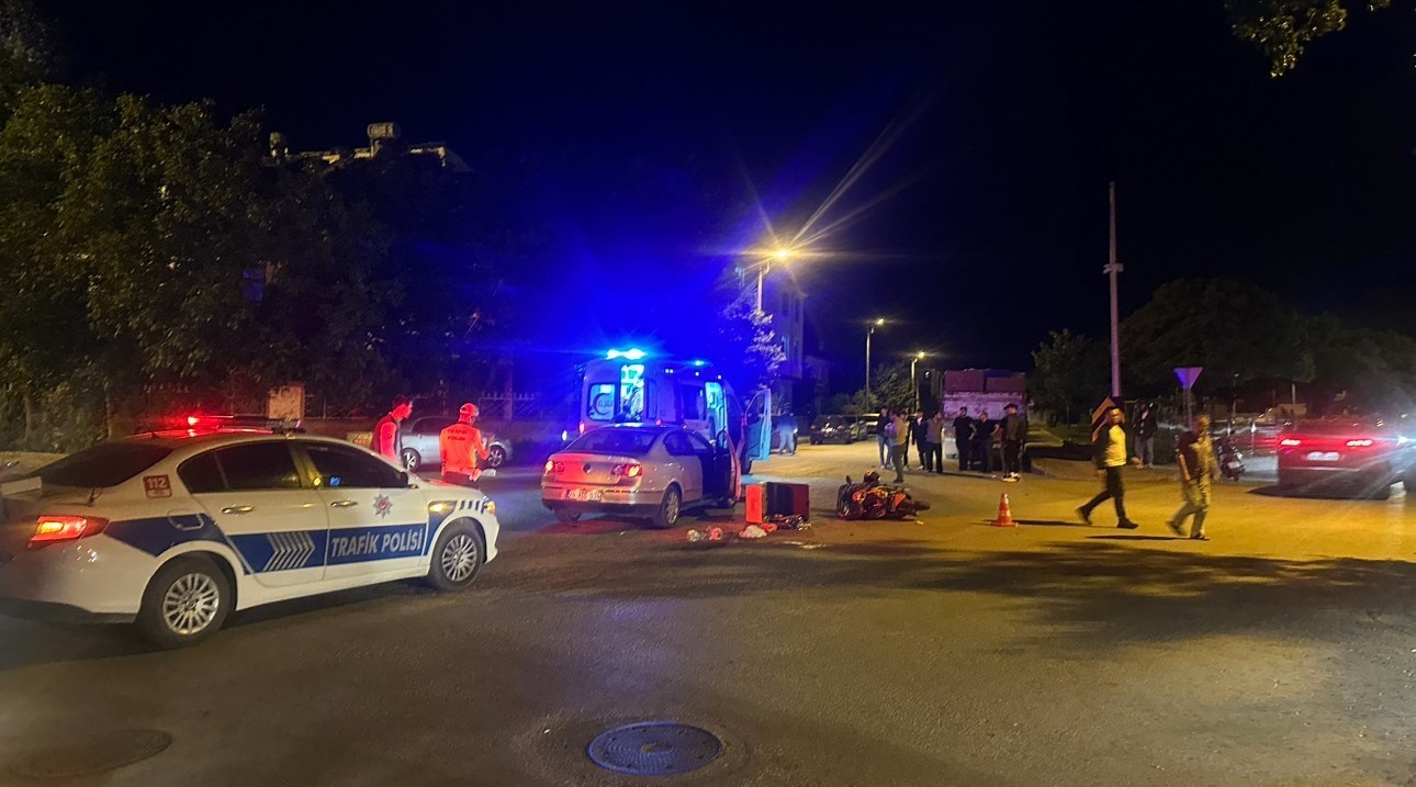 Otomobille çarpışan motosiklet sürücüsü yaralandı