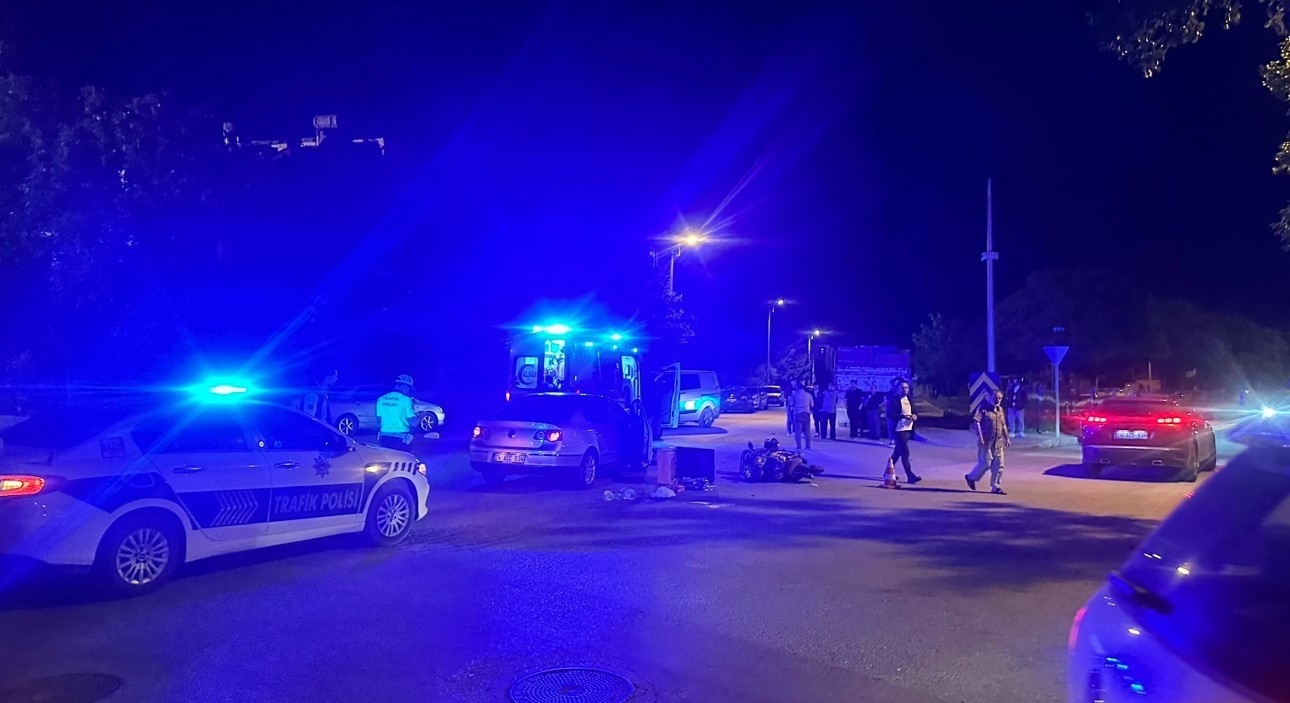 Otomobille &ccedil;arpışan motosiklet s&uuml;r&uuml;c&uuml;s&uuml; yaralandı
