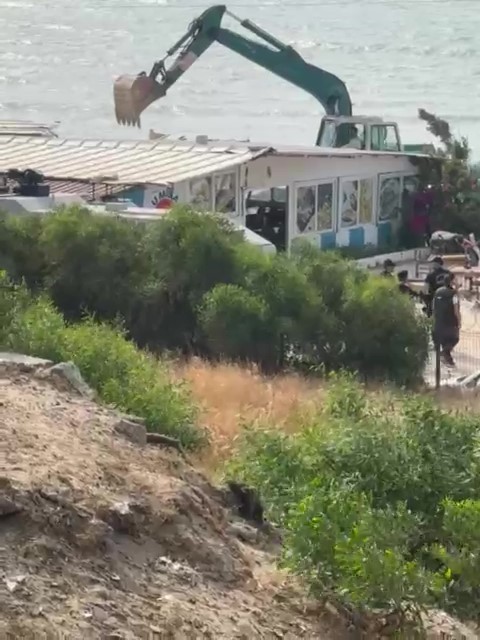 Adana Karataş’ta baraka restoranlar yıkılıyor