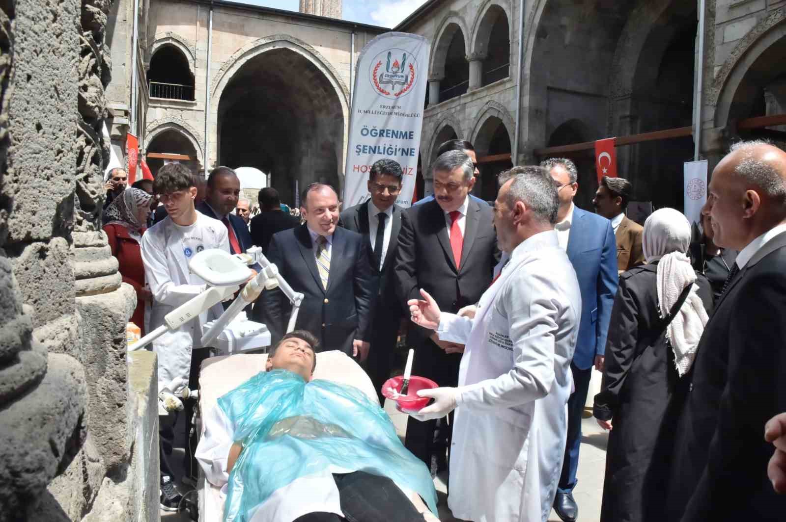 Tarihi &Ccedil;ifte Minareli Medrese&rsquo;de &lsquo;Hayat boyu &ouml;ğrenme haftası&rsquo; etkinliği
