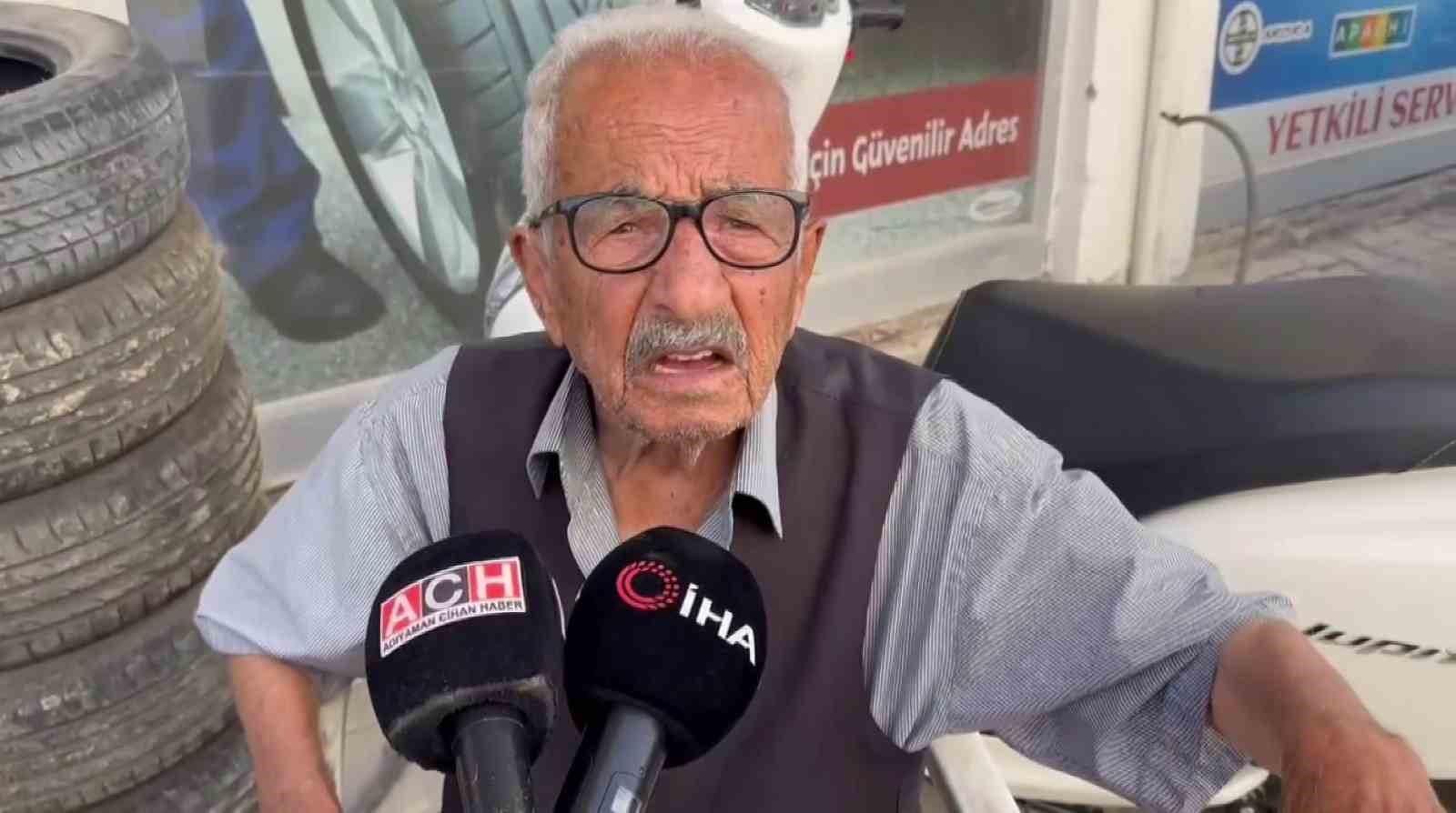 Mahsur kalan yaşlı adamı polisler sırtında taşıdı