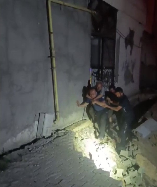 Mahsur kalan yaşlı adamı polisler sırtında taşıdı
