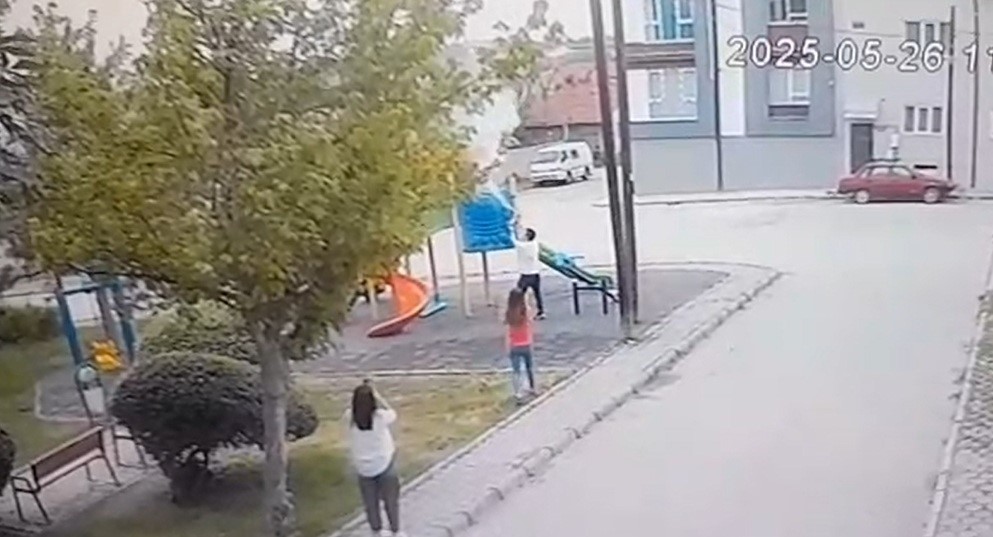 Parkın yakılma anına dair g&uuml;venli kamerası g&ouml;r&uuml;nt&uuml;leri ortaya &ccedil;ıktı

