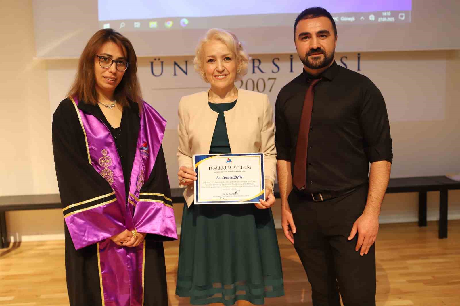 &Ouml;ğrencisinin hayatına iki kez dokundu: Mezuniyet gururu g&ouml;zyaşlarına d&ouml;n&uuml;şt&uuml;
