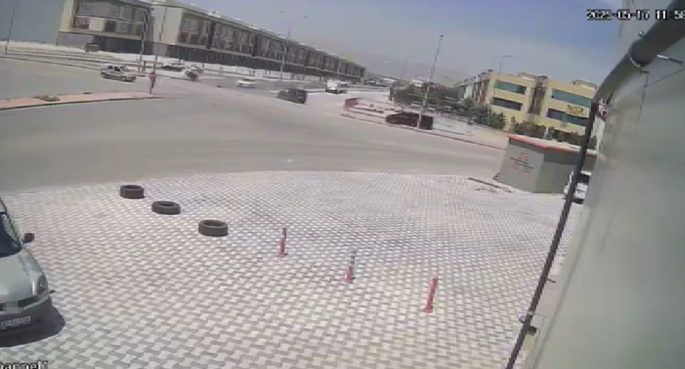 Kavşaktaki kazalar kamerada