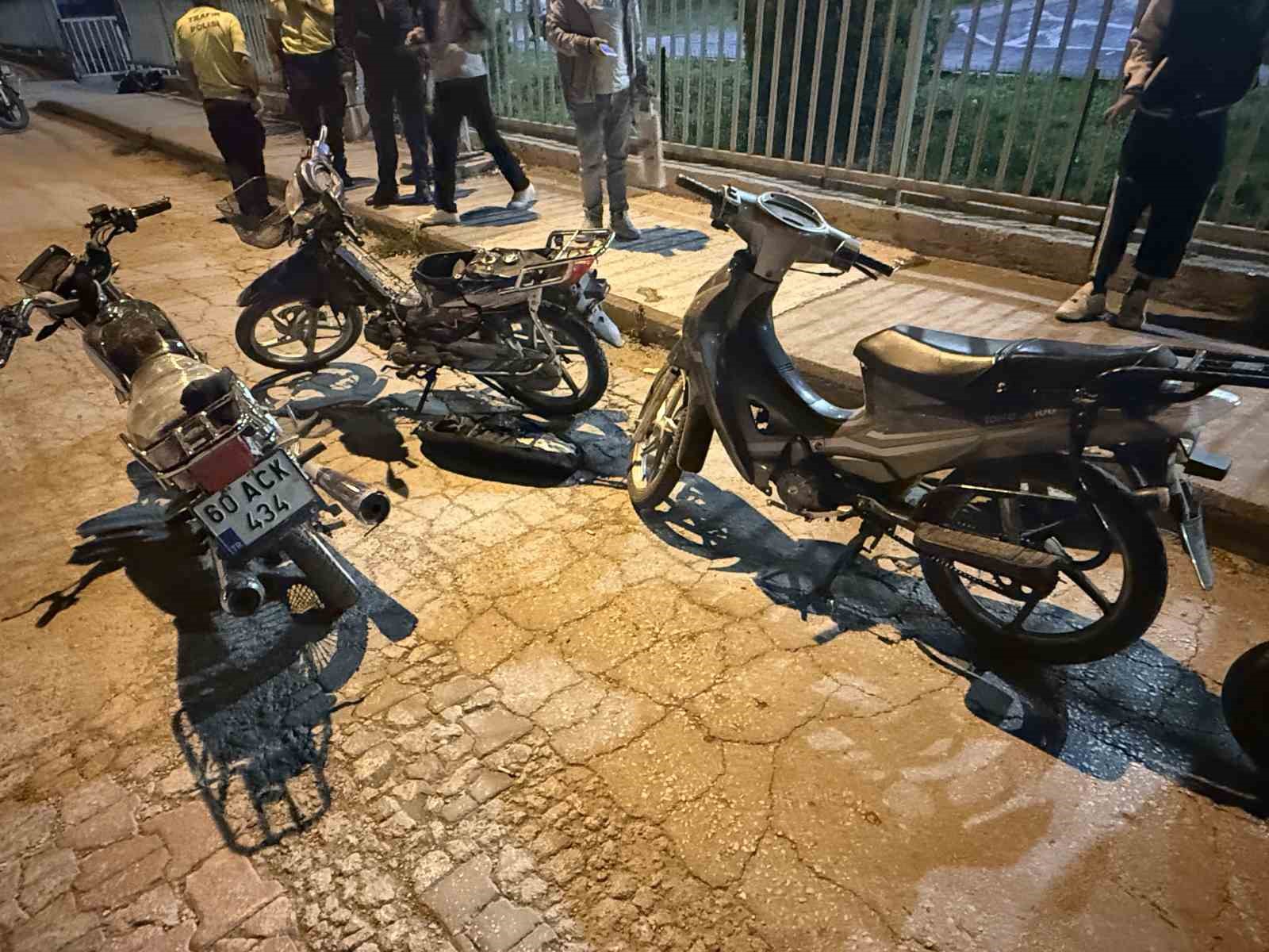 Motosiklet s&uuml;r&uuml;c&uuml;lerine ceza yağdı; onlar ise &ccedil;ekirdek yiyerek izledi
