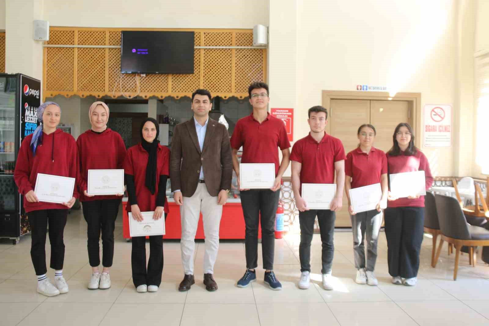 Hisarcık’ta başarılı öğrenciler ödüllendirildi