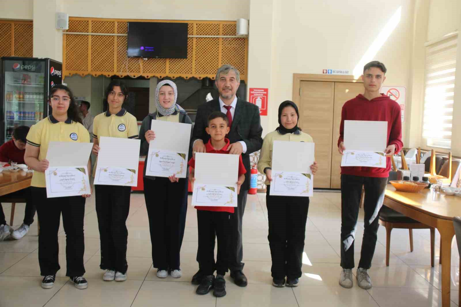 Hisarcık&rsquo;ta başarılı &ouml;ğrenciler &ouml;d&uuml;llendirildi
