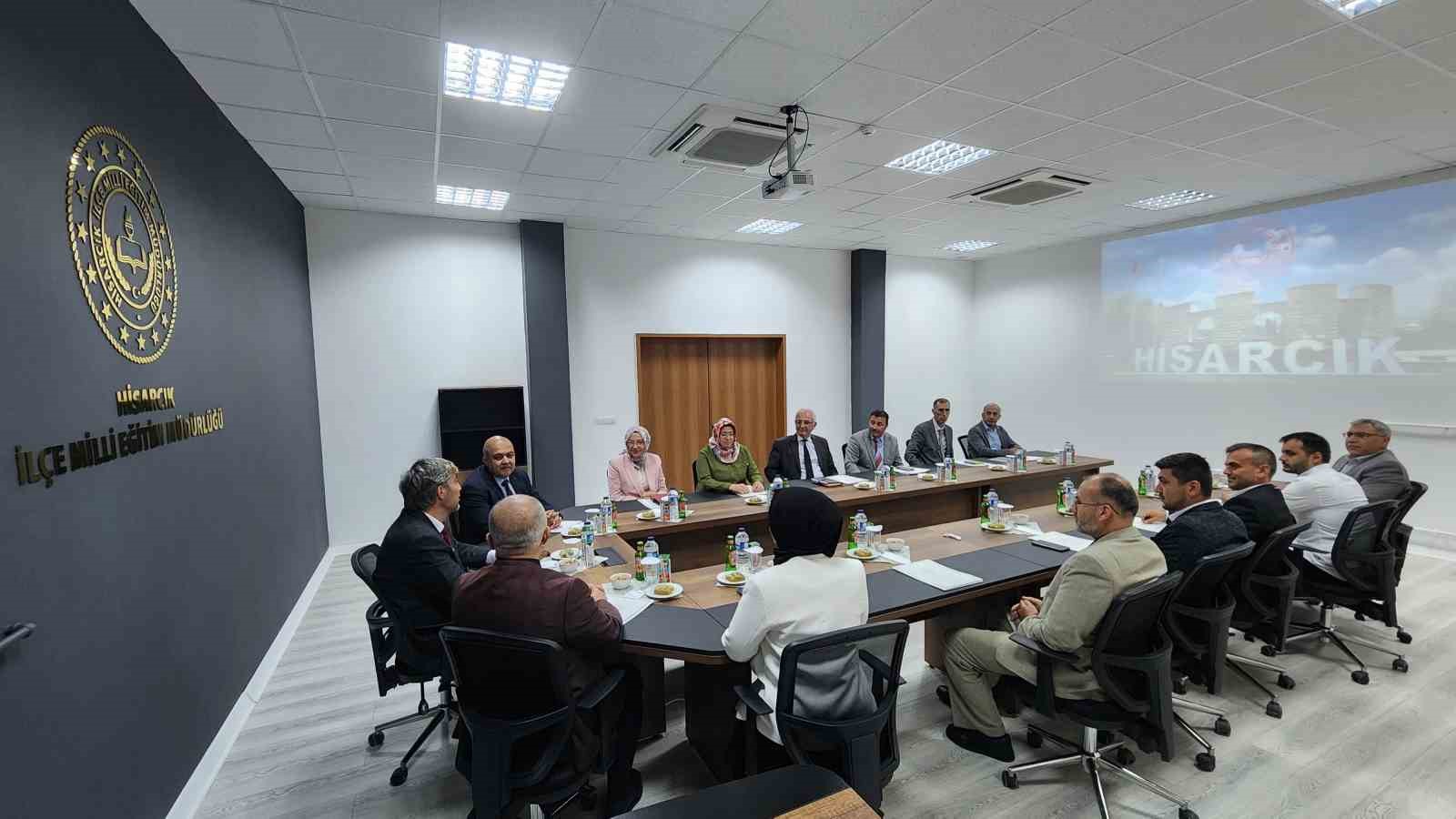 K&uuml;tahya İl Milli Eğitim M&uuml;d&uuml;r&uuml; Yılmaz, Hisarcık&rsquo;ta okul ve kurum m&uuml;d&uuml;rleriyle buluştu
