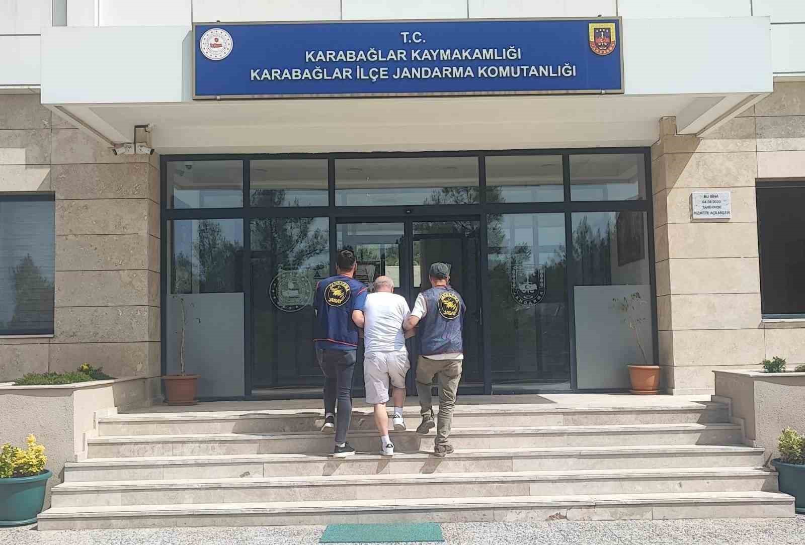 18 ayrı suçtan aranan firari şahsı jandarma dedektifleri İzmir’de yakaladı