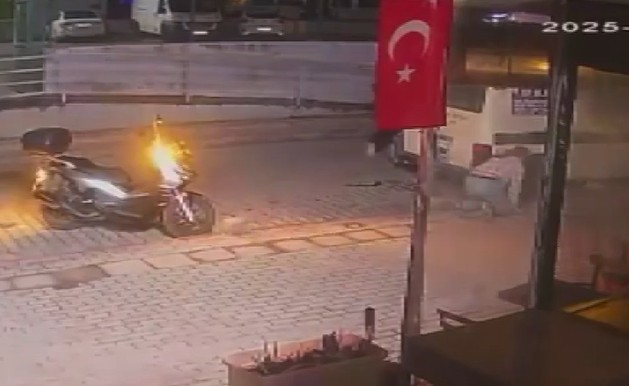 Sokakta tartıştığı kişilerin &uuml;zerine otomobil s&uuml;rd&uuml;, gaza basıp ka&ccedil;tı
