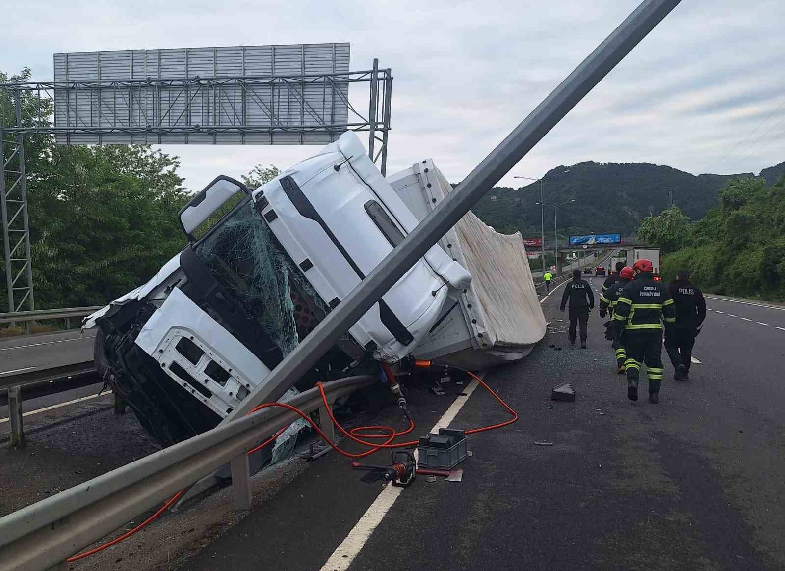 Ordu’da çay yüklü tır devrildi: Sürücünün kolu koptu